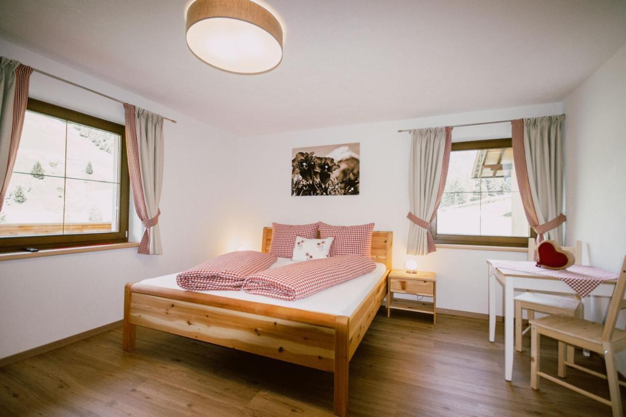 Nedererhof - Zimmer Enzian Mit Gemeinschaftskueche Schmirn Luaran gambar